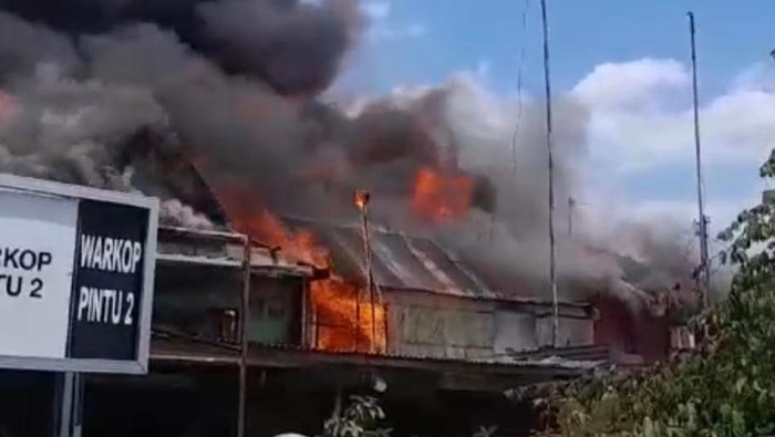 Kebakaran rumah di Pelabuhan Paotere Makassar.