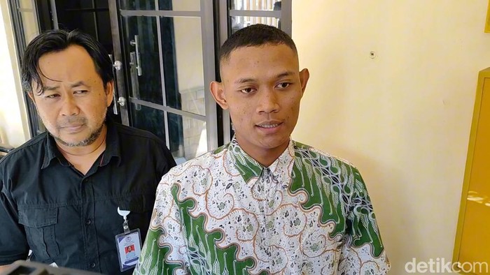 Keluarga siswa SMAN di Pasuruan saat melapor ke polisi