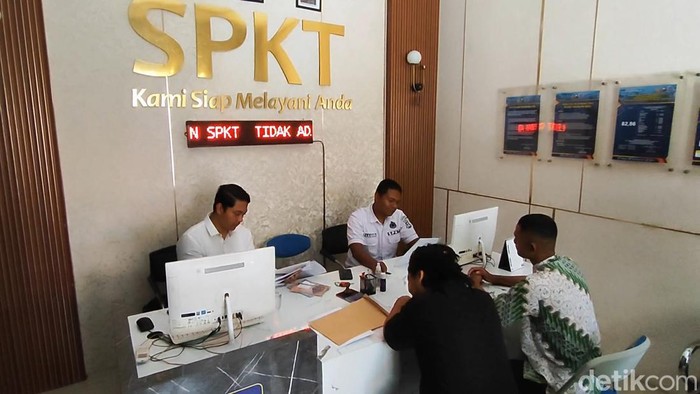 Keluarga siswa SMAN di Pasuruan saat melapor ke polisi