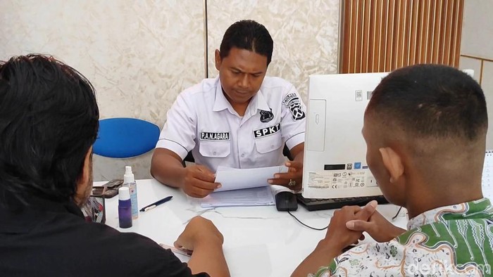 Keluarga siswa SMAN di Pasuruan saat melapor ke polisi