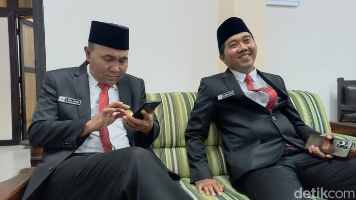 Kembar identik yang dilantik sebagai Anggota DPRD Sampang.