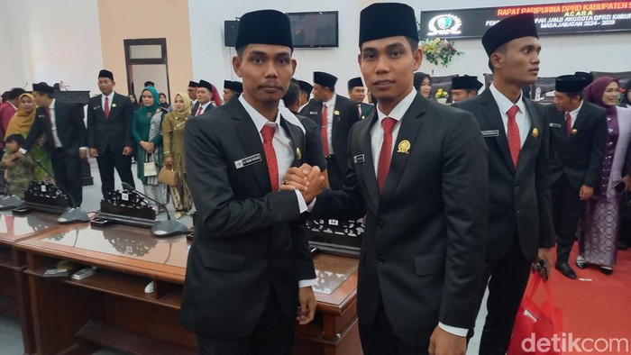 Kembar identik yang dilantik sebagai Anggota DPRD Sampang.
