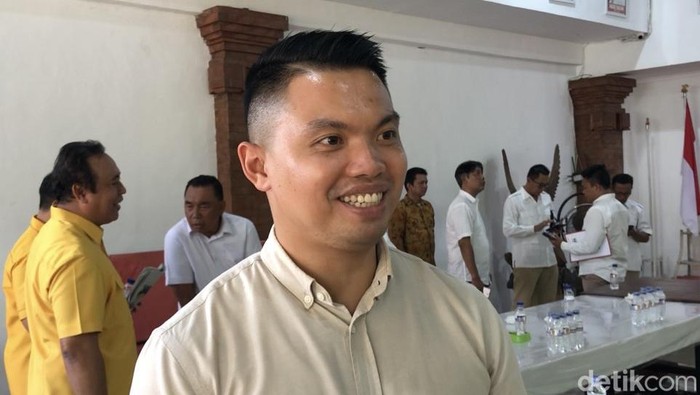 Ketua DPD Gerindra Kota Denpasar, Ida Bagus Yoga Adi Putra, saat diwawancarai, Senin (26/8/2024).