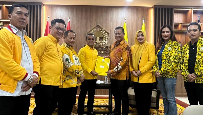 Ketua Umum (Ketum) Partai Golkar Bahlil Lahadalia saat menyerahkan rekomendasi kepada Iqbal-Dinda di Jakarta pada Minggu (25/8/2024) malam. (Foto: Istimewa/Tim Iqbal-Dinda)