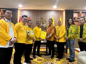 Bahlil Serahkan Rekomendasi Golkar untuk Iqbal-Dinda di Pilgub NTB