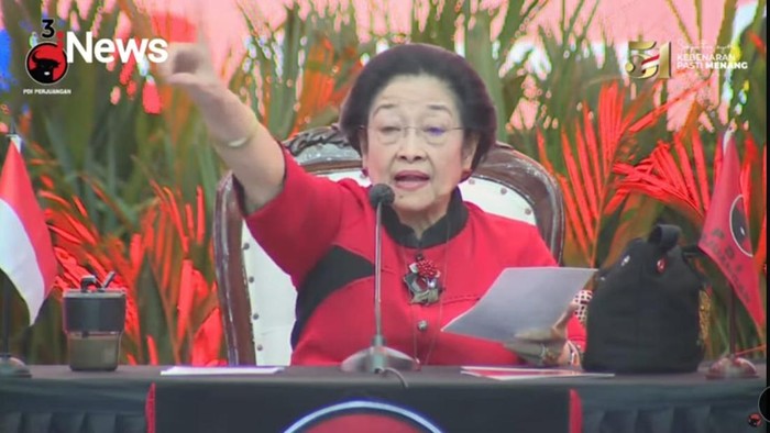Ketua Umum PDIP Megawati Soekanoputri memberikan pengarahan saat pengumuman bakal calon kepala/wakil kepala daerah di Jakarta, Senin (26/8/2024). (Tangkapan layar Youtube PDIP)
