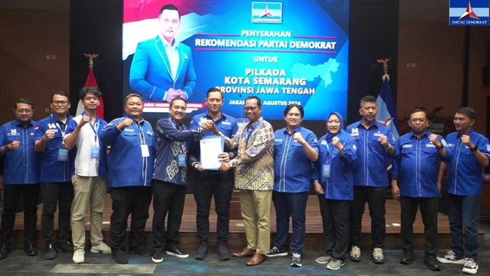 Ketum Partai Demokrat Agus Harimurti Yudhoyono menyerahkan rekomendasi kepada Yoyok Sukawi dan Joko Santoso untuk maju di Pilkada atau Pilwalkot Semarang 2024, Minggu (25/8/2024).