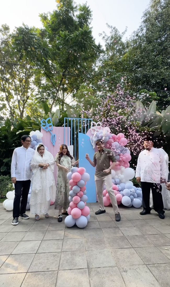 Vicy Melanie dan suaminya, Kevin Aprilio juga memilih menggelar gender reveal untuk anak pertamanya secara outdoor. Acara tersebut berlangsung meriah dengan dihadiri para anggota keluarga. Diketahui saat ini Vicy sendiri sudah melahirkan anak pertamanya yang berjenis kelamin perempuan pada 5 Oktober 2024. Foto: dok. INstagram Kevin Aprilio