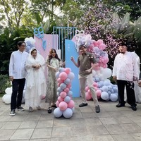 Vicy Melanie dan suaminya, Kevin Aprilio juga memilih menggelar gender reveal untuk anak pertamanya secara outdoor. Acara tersebut berlangsung meriah dengan dihadiri para anggota keluarga. Diketahui saat ini Vicy sendiri sudah melahirkan anak pertamanya yang berjenis kelamin perempuan pada 5 Oktober 2024. Foto: dok. INstagram Kevin Aprilio
