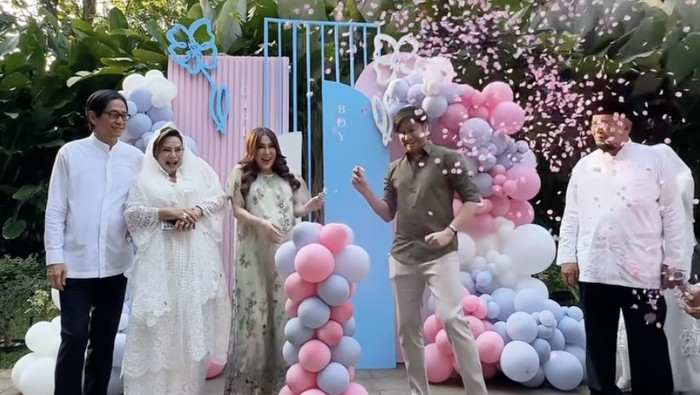 Kevin Aprilio dan Vicy Melanie.