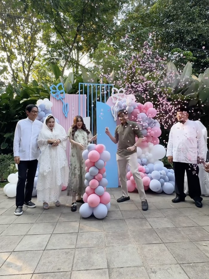 Kevin Aprilio dan Vicy Melanie.