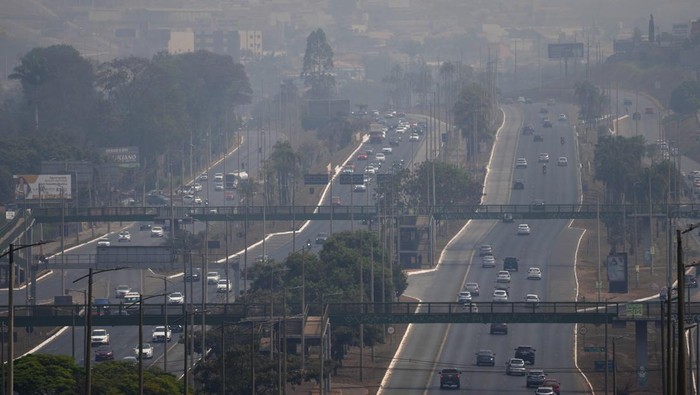 Smoke stemming from nearby wildfires and dry weather covers Park Way in Brasilia, Brazil, Sunday, Aug. 25, 2024. (AP Photo/Eraldo Peres)
