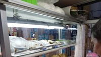 Putu Bambu Medan Amin menjadi salah satu yang populer di Jalan Otista Raya, Jakarta Timur. Tempat ini menyediakan kue putu bambu yang masih hangat. Tersedia juga jajanan pasar lainnya, seperti lemper, kue lapis, hingga talam ketan. Foto: Google Review