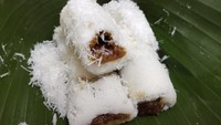 Putu Bambu Medan Saka di Pluit, Jakarta Utara ini cukup populer. Kue putuh yang adonannya berwarna putih itu disajikan panas saat ada yang membeli. Harganya sekitar Rp 20.000 per porsi. Foto: Google Review