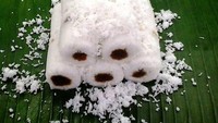 Putu bambu yang gula merahnya lumer jug bisa ditemui di Pulo Gadung, Jakarta Timur. Namanya Kue Putu Bambu Pakcik. Seporsinya bisa dibeli campur dengan klepon dan dongkal. Foto: Google Review