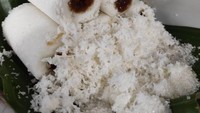 Kue putu bambu khas Medan juga ada di kawasan Kapuk Muara, Jakarta Utara. Penjualnya menggunakan gerobak sederhana di pinggir jalan, tapi racikannya terasa lezat. Selain kue putu, ada cenil, putu mayang, dan lupis. Foto: Google Review