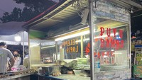 Penjual kue putu bambu juga bisa ditemui di kawasan Cikini, Jakarta Pusat. Berjualan menggunakan gerobak, di sini tersedia menu putu bambu dan putu mayang. Harganya mulai dari Rp 10.000-an. Foto: Google Review