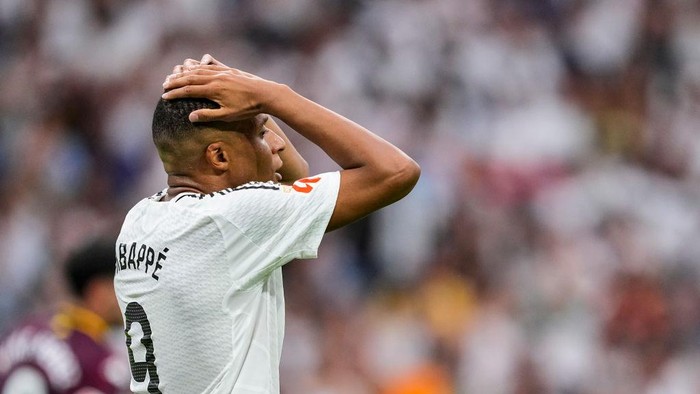MADRID, SPAIN - AUGUST 25: Kylian Mbappe of Real Madrid laments during the Spanish league, La Liga EA Sports, football match between Real Madrid and Real Valladolid at Santiago Bernabeu stadium on August 25, 2024, in Madrid, Spain. (Photo By Oscar J Barroso/Europa Press via Getty Images)