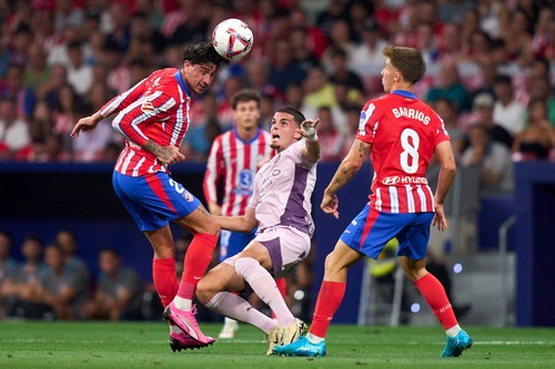 MADRID, SPAIN - AUGUST 25: José María Giménez of Atletico de Madrid battle for the ball with Miguel Gutiérrez of Girona FC during the LaLiga EA Sports match between Atletico de Madrid and Girona FC at Estadio Civitas Metropolitano on August 25, 2024 in Madrid, Spain. (Photo by Diego Souto/Getty Images)