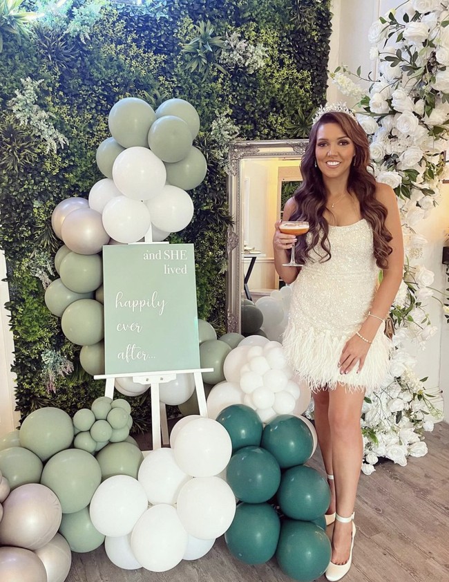 Wanita ini jadi viral setelah menjadi pengantin sendirian. Calon suami Lindsay Slater berselingkuh hanya enam minggu sebelum hari pernikahan mereka. Foto: dok. Instagram @lindssslater