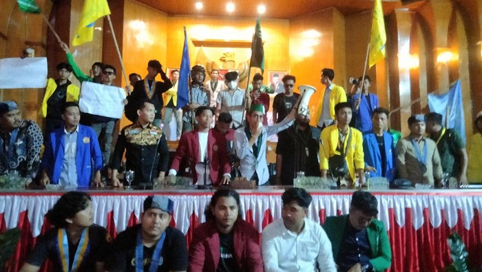 Mahasiswa menduduki ruang paripurna DPRD Asahan. (Perdana Ramadhan/detikSumut)