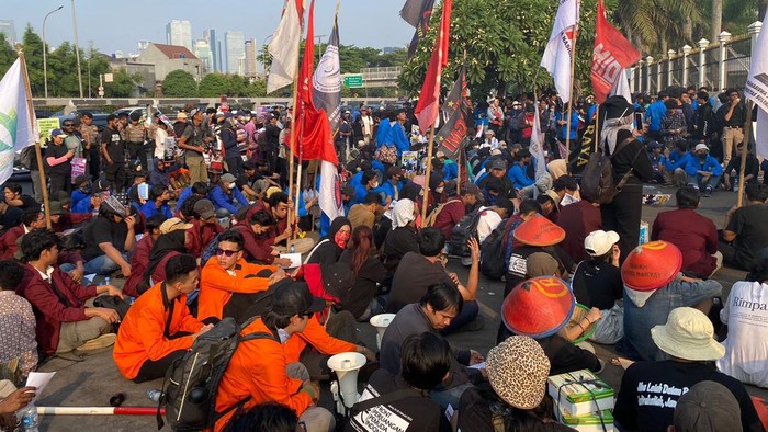 Para Aktivis Mahasiswa Gelar Aksi di Depan DPR, Desak Perbaikan PKPU Pilkada