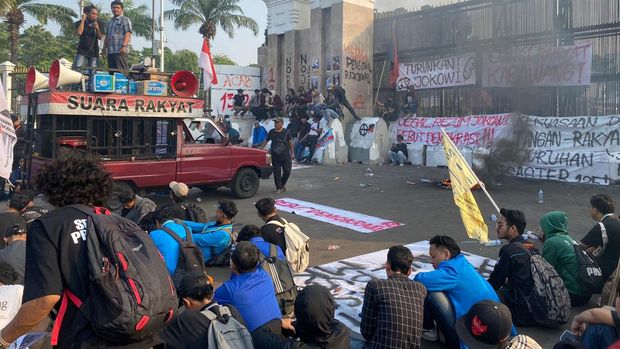 Mahasiswa  menggelar unjuk rasa di depan gedung DPR/MPR RI, Tanah Abang, Jakarta Pusat. Mereka membakar ban hingga mencorat-coret tembok DPR.