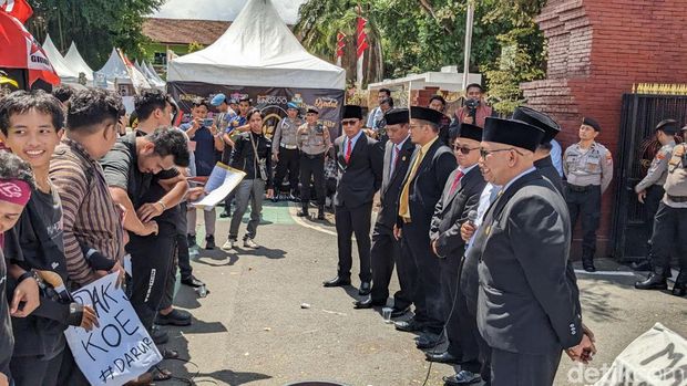 Mahasiswa pendemo siram kepala Ketua Sementara DPRD Trenggalek dengan air kembang.