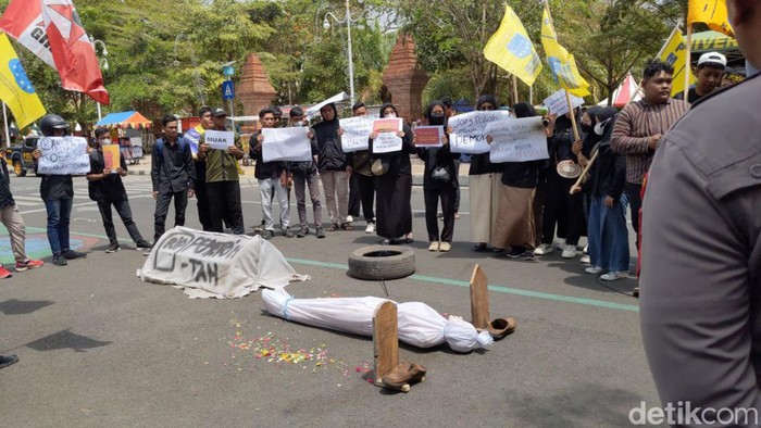 Mahasiswa pendemo siram kepala Ketua Sementara DPRD Trenggalek dengan air kembang.