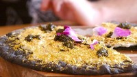 Diberi nama 24K Pizza, pizza ini benar-benar tampak seperti emas 24 karat yang mewah. Di bagian atasnya ditaburi lembaran emas yang harganya per porsinya mencapai Rp 41 juta. Foto: Luxhabitat