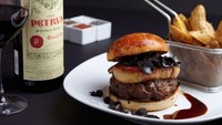 Fleur by Hubert Keller di Las VEgas, Amerika Serikat sajikan burger senilai Rp 77 juta. Menu FleurBurger ini dilengkapi dengan daging wagyu, foie gras, dan truffle. Foto: Luxhabitat
