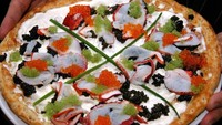 Pizza bernama Louis XIII membutuhkan waktu pembuatan lebih dari 72 jam dengan toppingnya yang mewah. Harga seporsi pizza ini dibanderol Rp 185 juta. Foto: Luxhabitat
