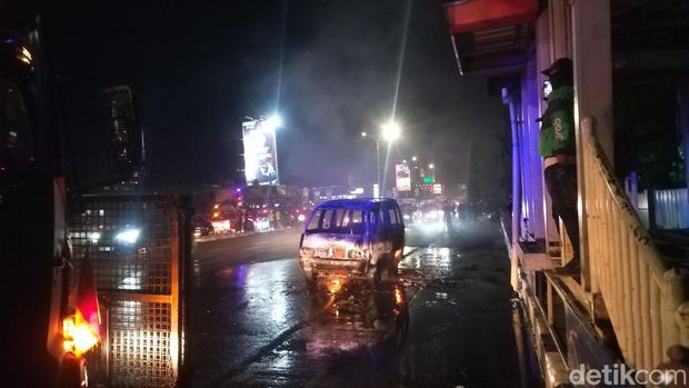 Sebuah mobil angkutan umum atau pete-pete terbakar di depan kampus Universitas Bosowa (Unibos) Makassar, Sulawesi Selatan (Sulsel) saat demo berlangsung ricuh.