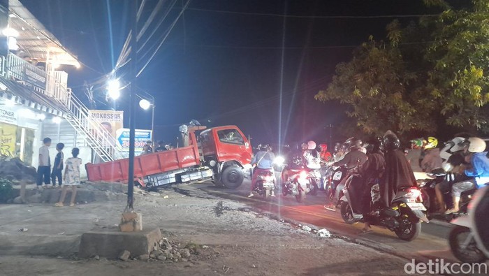 Truk terperosok di Jalan Abdullah Dg Sirua, Kota Makassar, mengakibatkan kemacetan lalu lintas.