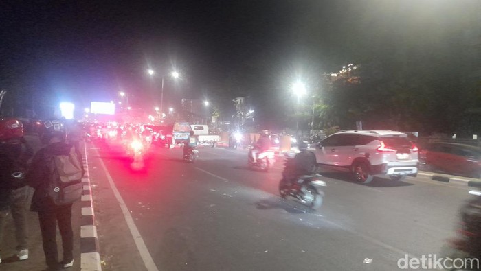 Kondisi terkini di depan kampus Universitas Negeri Makassar (UNM), Jalan AP Pettarani, Senin (26/8/2024) malam.