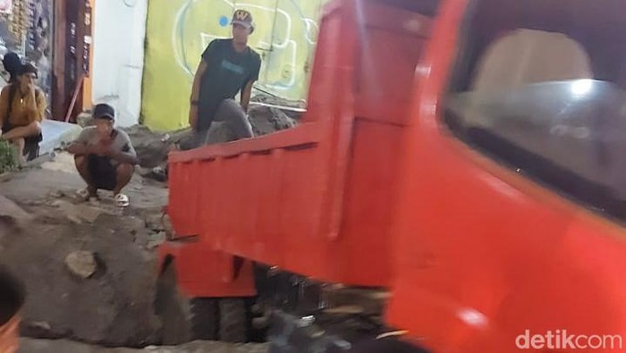 Sebuah truk terperosok di Jalan Abdullah Daeng Sirua (Abdesir) Makassar, Sulawesi Selatan (Sulsel) malam ini.