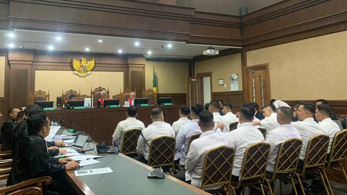 Mantan Kepala Bagian Keamanan Rumah Tahanan (Rutan) KPK, Abdul Jalil Marzuki dan dan 14 tersangka lain menjadi saksi untuk mantan Kepala Rutan (Karutan) KPK Achmad Fauzi.