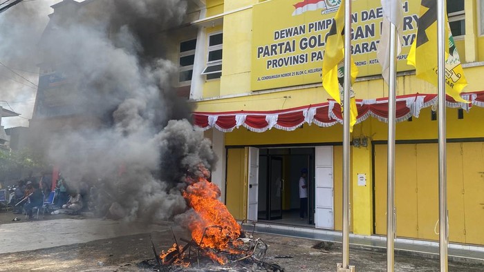 Massa bakar ban di depan Kantor DPD Golkar Papua Barat Daya. Juhra Nasir/detikcom