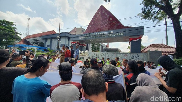 Massa berunjuk rasa di Pemprov Sumsel terkait Jembatan Lalan.