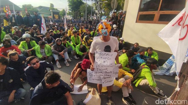 Massa mahasiswa mengepung Balai Kota Semarang, Senin (26/8/2024).