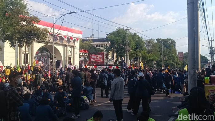 Massa mahasiswa mengepung Balai Kota Semarang, Senin (26/8/2024).