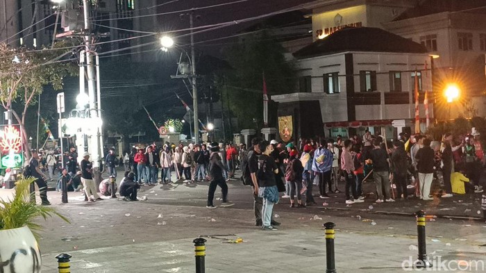 Massa pelajar ikut gabung demonstrasi di Balai Kota Semarang, Senin (26/8/2024).