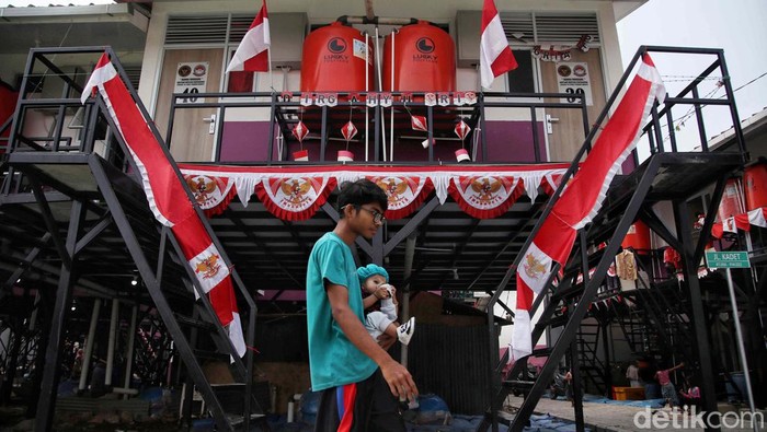 Melihat dari Dekat Kampung Apung Muara Angke Sebanyak 200 unit rumah apung yang diinisiasi Prabowo dengan bekerja sama dengan Universitas Pertahanan telah berdiri di Muara Angke, Jakarta Utara. Yuk lihat lebih dekat.