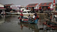 Rumah ini menggunakan listrik panel surya.