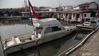 Kebanyak warga yang tinggal di sana berprofesi sebagai nelayan kerang hijau, karena memang awalnya tempat itu adalah permukiman kerang hijau.