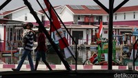 Sejumlah warga beraktivitas di kawasan permukiman Rumah Panggung dan Rumah Apung, Muara Angke, Jakarta Utara, Senin (26/8/2024).