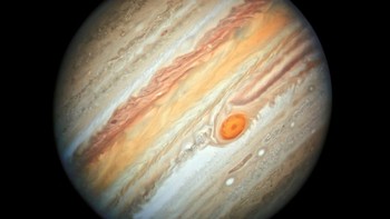 Jupiter adalah planet kelima dari Matahari, dan yang terbesar di tata surya. Jupiter bahkan dua kali lebih besar dari gabungan planet-planet lainnya.  