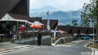 Banyak bangunan seperti saung yang akan menjadi lapak-lapak baru PKL.  