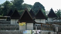 Tampak lapak-lapak belum buka dengan rolling door tertutup rapat.  