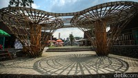Seperti diketahui, Pemkab Bogor menertibkan ratusan kios PKL di sepanjang Jalan Puncak. Para pedagang ini kemudian akan dipindahkan ke Rest Area Gunung Mas.  